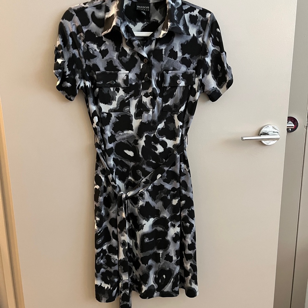 En Focus Studio Black and Gray Abstract Midi Dress
